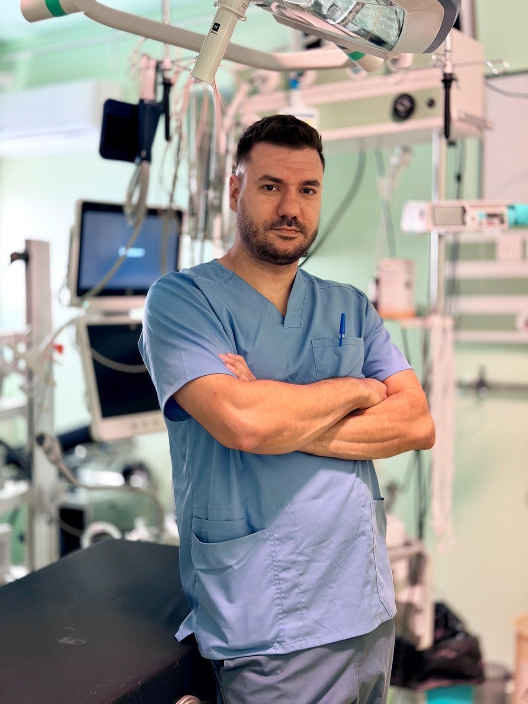 Dr. Adrian Dulea în sala de operație, în echipament medical